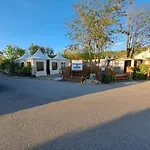 Chalet Pour 5 Personnes Equipe Sur Emplacement Privatif Dans Camping 4 Etoiles Appartenant Et Gere Par Un Particulier