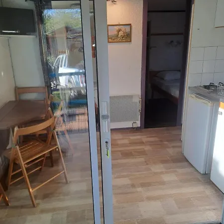 Chalet Pour 5 Personnes Equipe Sur Emplacement Privatif Dans Camping 4 Etoiles Appartenant Et Gere Par Un Particulier Kamp alanı