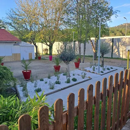 Chalet Pour 5 Personnes Equipe Sur Emplacement Privatif Dans Camping 4 Etoiles Appartenant Et Gere Par Un Particulier Kamp alanı Foix