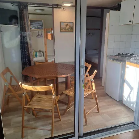 Kamp alanı Chalet Pour 5 Personnes Equipe Sur Emplacement Privatif Dans Camping 4 Etoiles Appartenant Et Gere Par Un Particulier