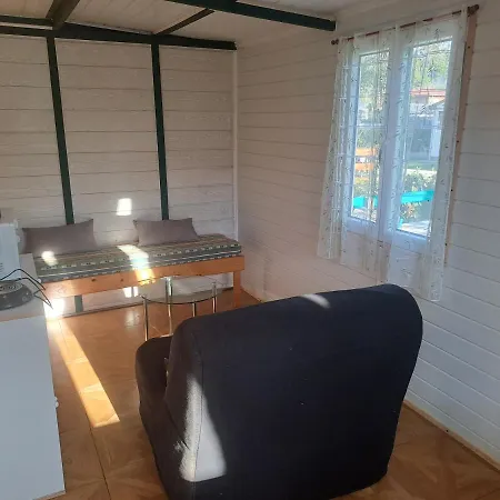 Chalet Pour 5 Personnes Equipe Sur Emplacement Privatif Dans Camping 4 Etoiles Appartenant Et Gere Par Un Particulier Kamp alanı