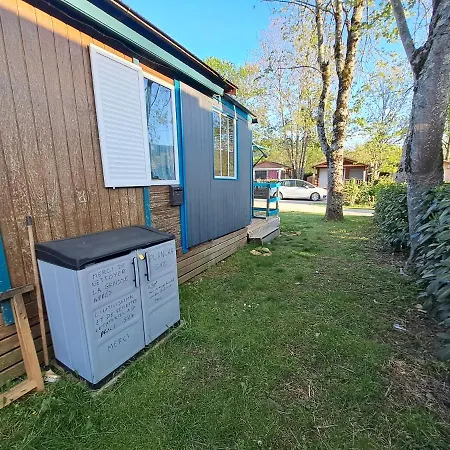 Chalet Pour 5 Personnes Equipe Sur Emplacement Privatif Dans Camping 4 Etoiles Appartenant Et Gere Par Un Particulier Kamp alanı