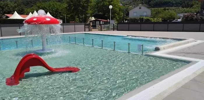 Chalet Pour 5 Personnes Equipe Sur Emplacement Privatif Dans Camping 4 Etoiles Appartenant Et Gere Par Un Particulier Kamp alanı