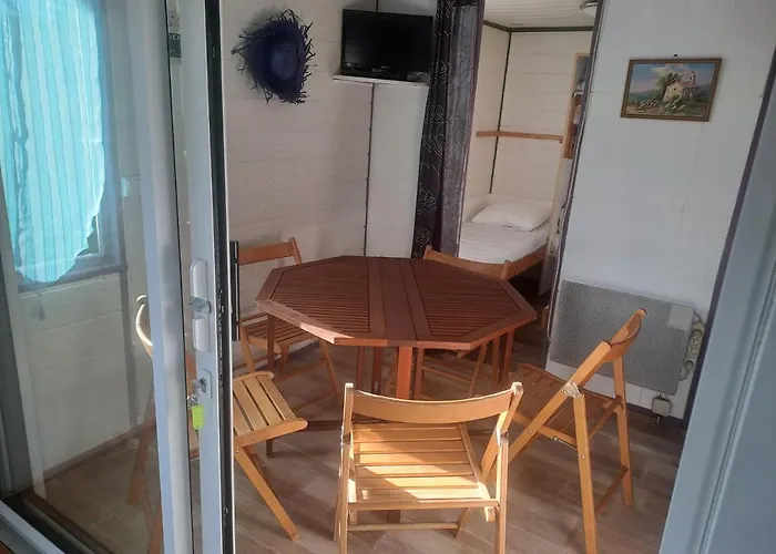 Chalet Pour 5 Personnes Equipe Sur Emplacement Privatif Dans Camping 4 Etoiles Appartenant Et Gere Par Un Particulier * Foix