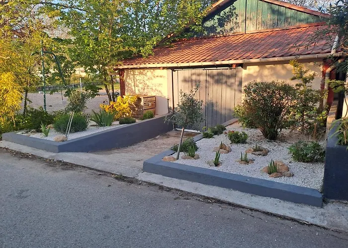 Kamp alanı Chalet Pour 5 Personnes Equipe Sur Emplacement Privatif Dans Camping 4 Etoiles Appartenant Et Gere Par Un Particulier Foix