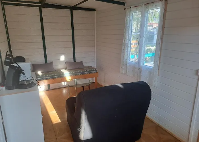 Chalet Pour 5 Personnes Equipe Sur Emplacement Privatif Dans Camping 4 Etoiles Appartenant Et Gere Par Un Particulier Kamp alanı