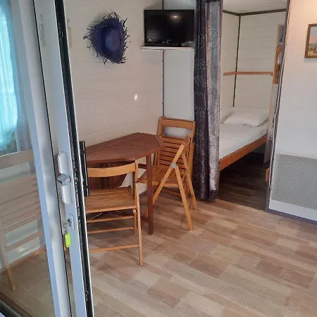 Chalet Pour 5 Personnes Equipe Sur Emplacement Privatif Dans Camping 4 Etoiles Appartenant Et Gere Par Un Particulier *