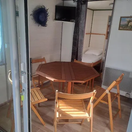 Chalet Pour 5 Personnes Equipe Sur Emplacement Privatif Dans Camping 4 Etoiles Appartenant Et Gere Par Un Particulier * Foix