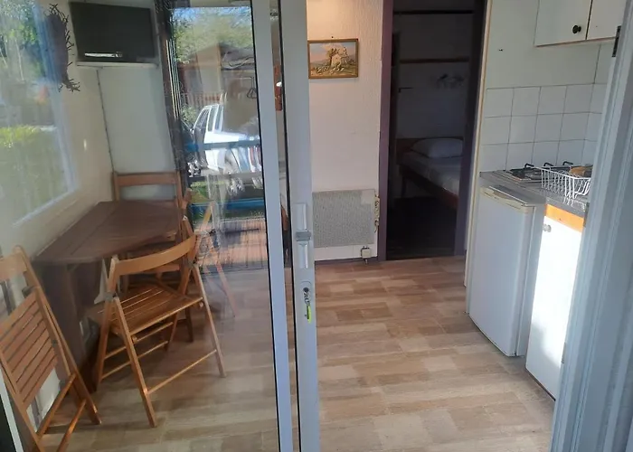 Chalet Pour 5 Personnes Equipe Sur Emplacement Privatif Dans Camping 4 Etoiles Appartenant Et Gere Par Un Particulier Кемпинг